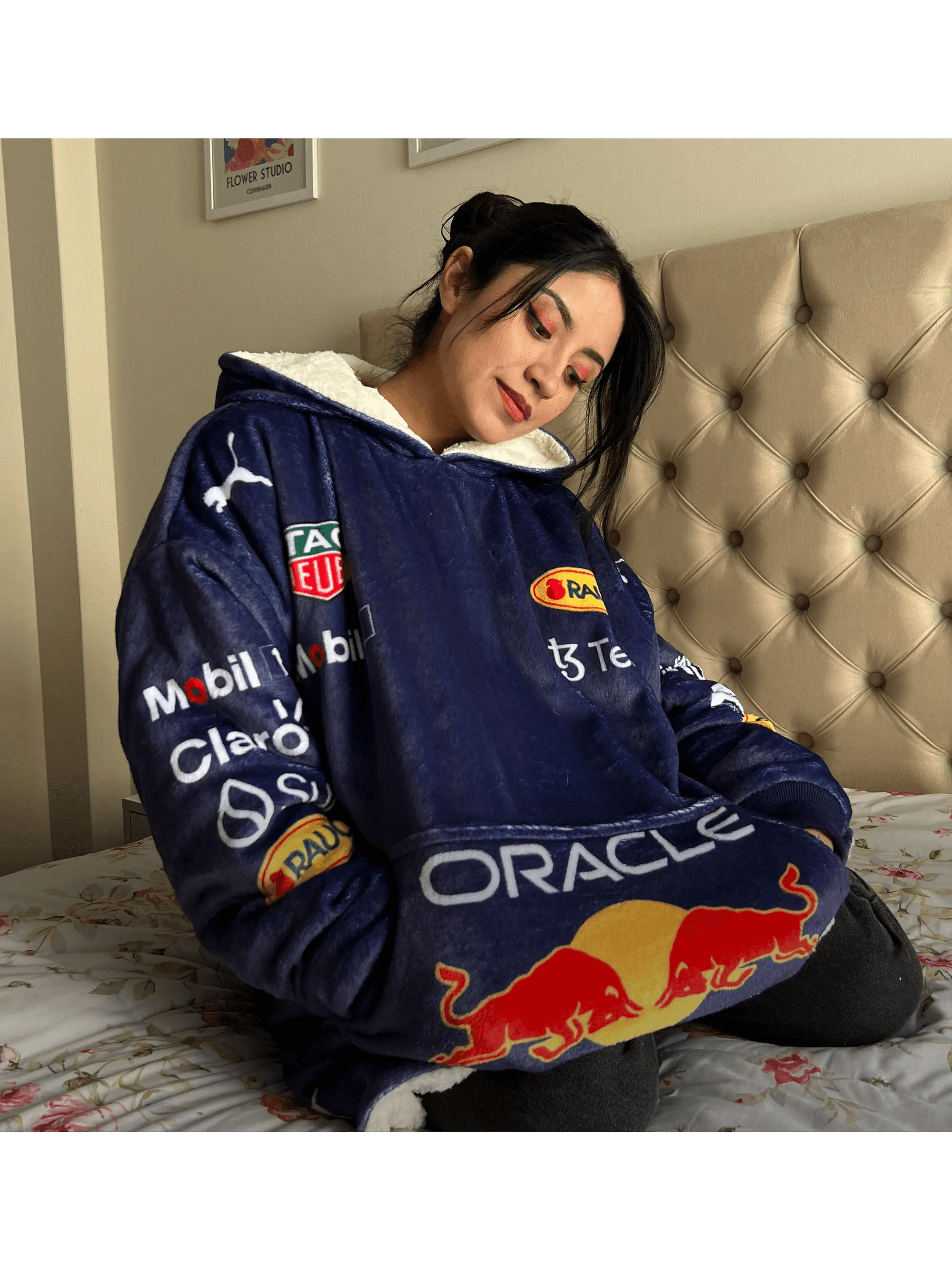 Hoodie color azul con varias marcas