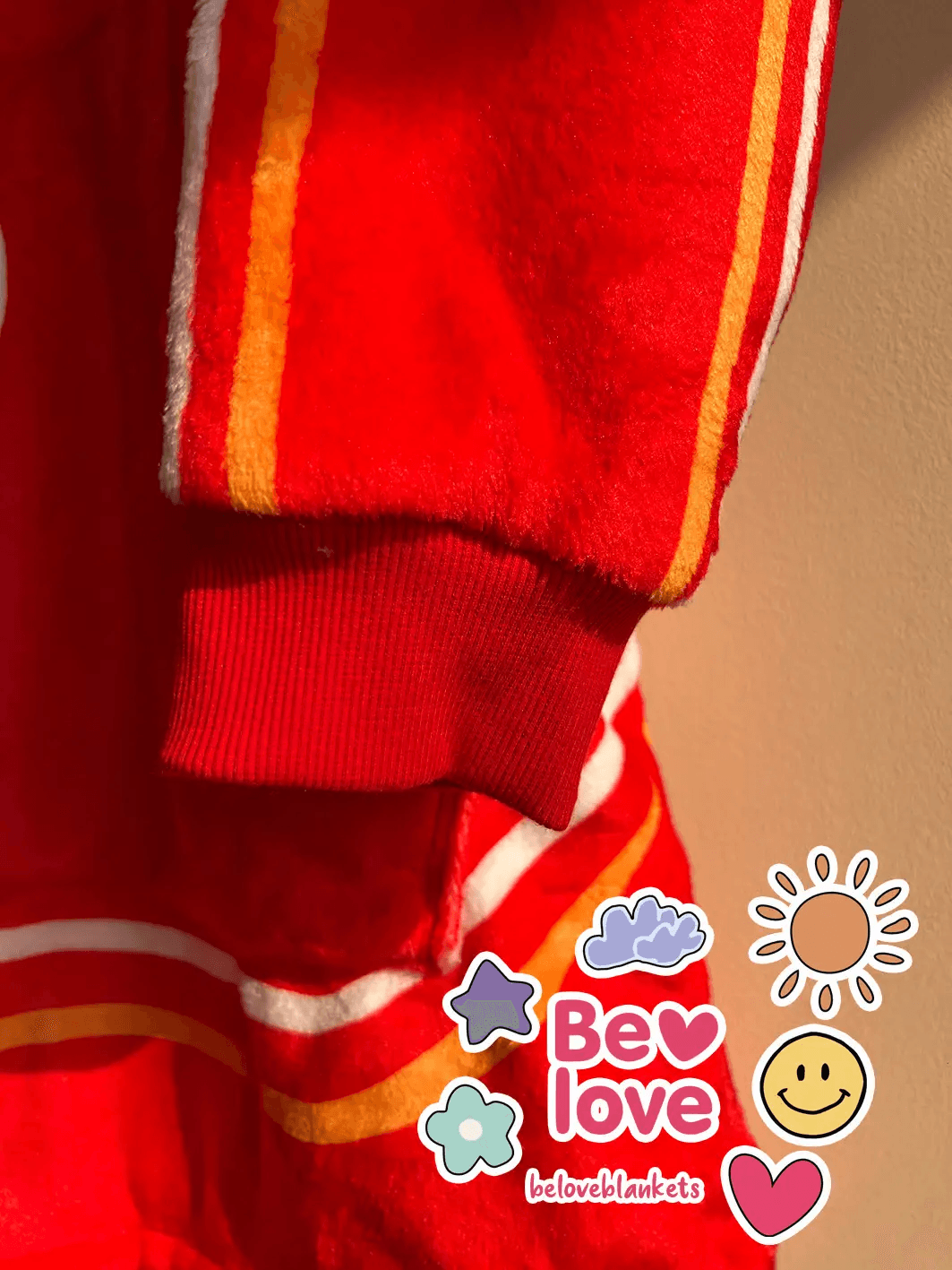 Hoodie roja con lineas blancas y naranjas